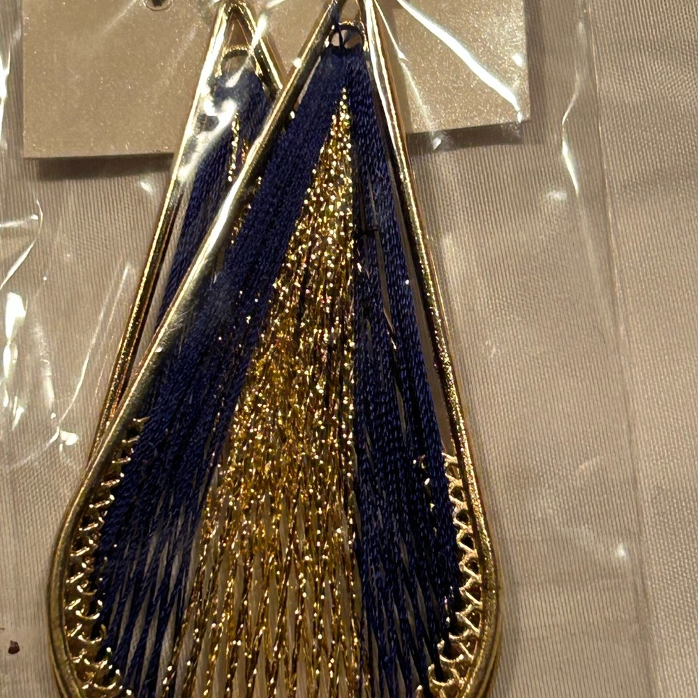 🦋BOGO 50% off 🦋NWT Fashion Elegant Blue and Gold Teardrop Earrings